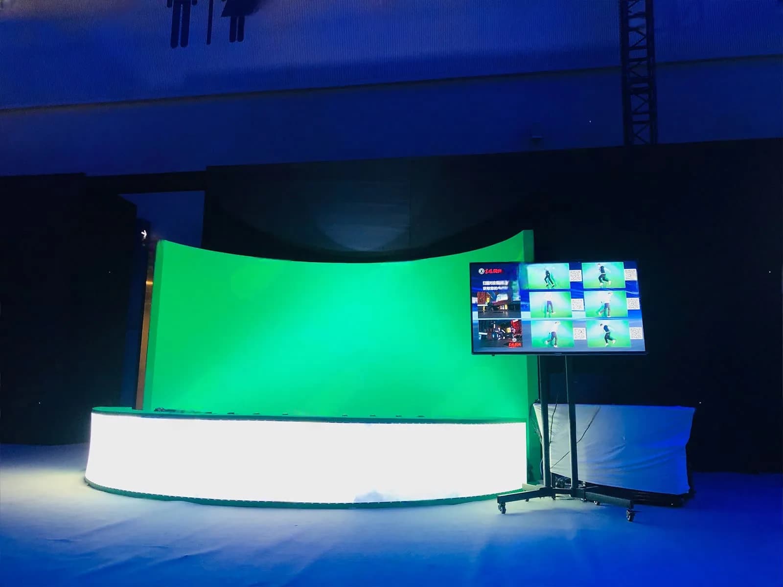 Green-screen bullet-time stage