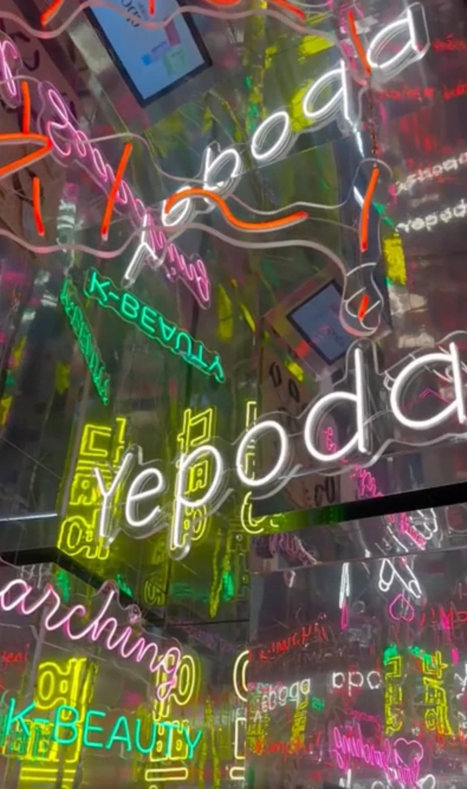 Yepoda photo booth neon wall