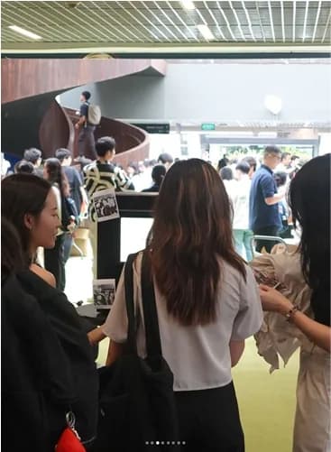 People using Naemo Box photo booth