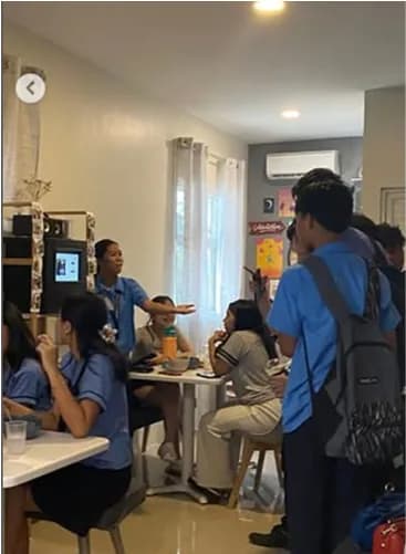 People using Naemo Box photo booth in a cafe