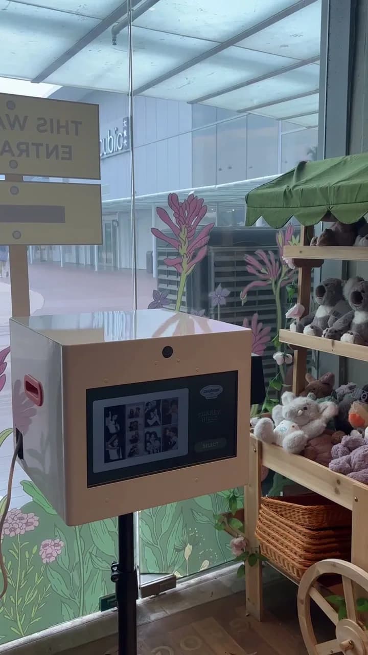 Raon mini photo booth in a retail store