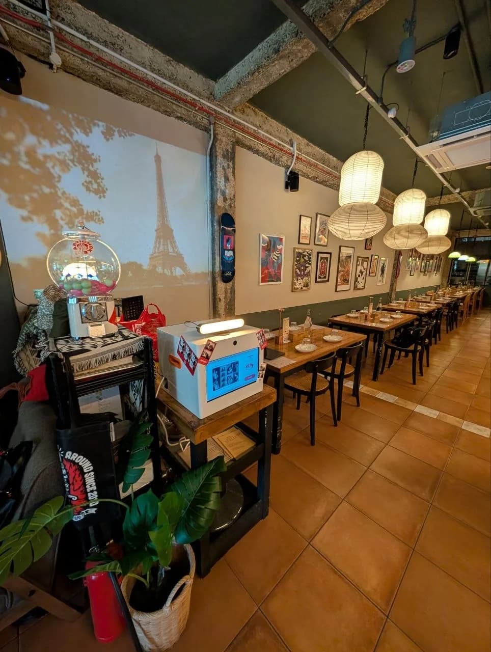 Raon mini photobooth inside a cafe