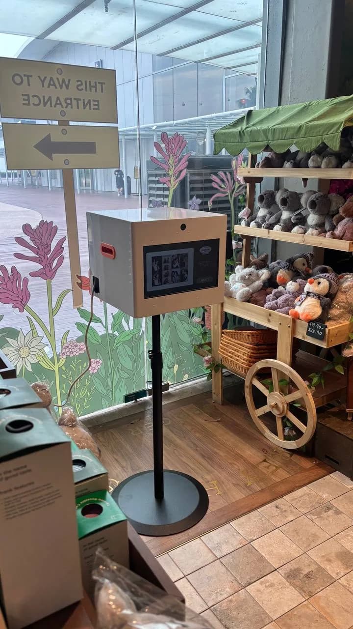 Raon mini photobooth inside a retail store