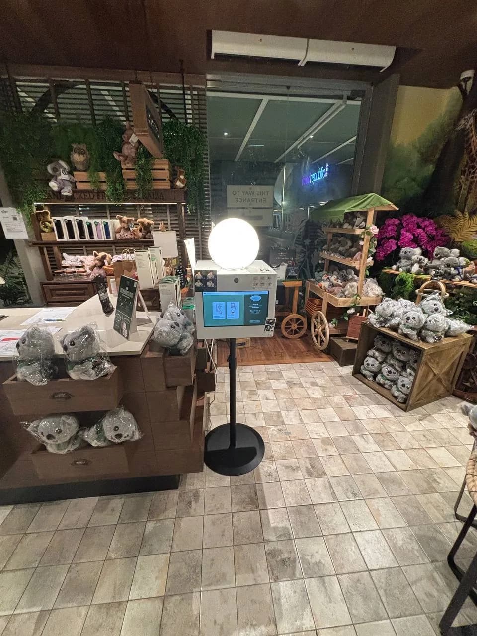 Raon mini photobooth inside a retail store