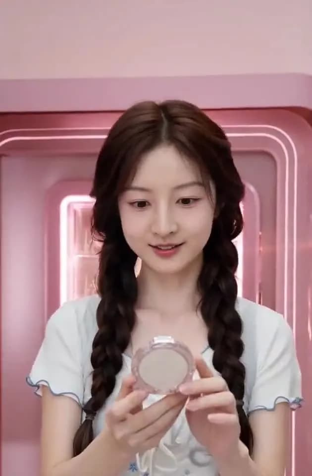 AI film of a guest holding a beauty compact