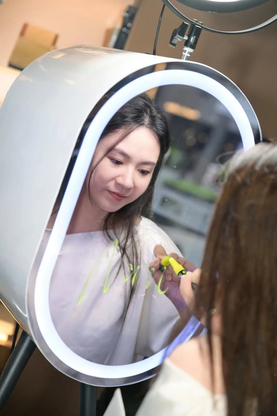 AR 렌즈 체크인 기기 앞에서 서명하는 게스트