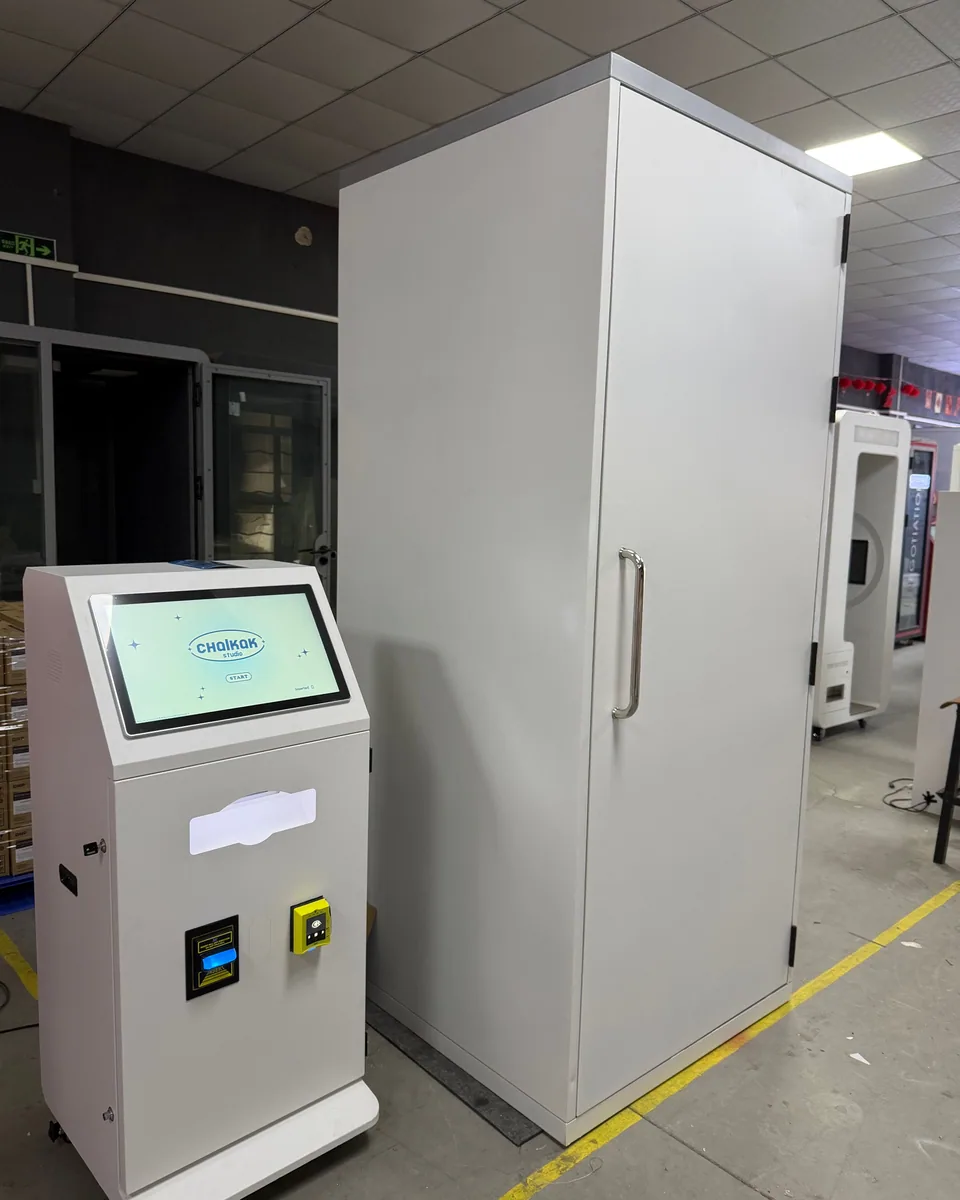 High Angle photo booth: enclosed photo box with its separate control kiosk