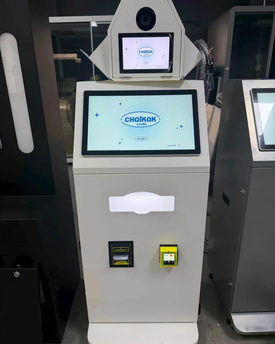 Kiosk-style photo booth showing the Chalkak start screen