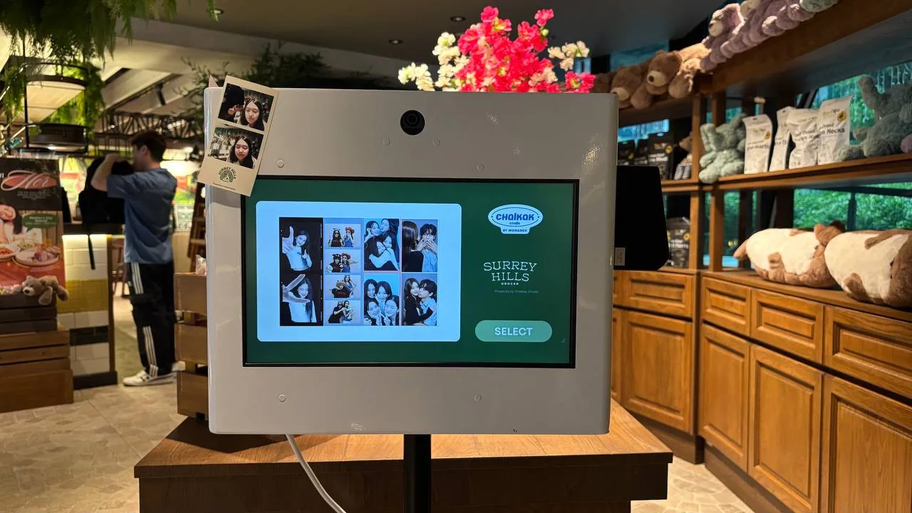 Raon mini photo booth screen facing shoppers in a retail store
